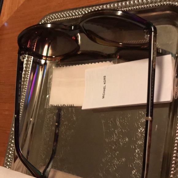 MICHAEL KORS SUNGLASSES - Picture 6 of 8